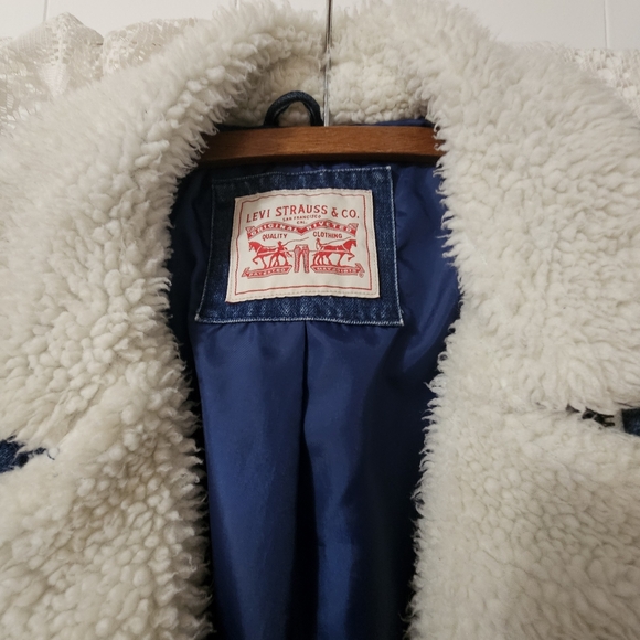 LEVI'S Belted Quilted Sherpa Trucker Jacket - Picture 2 of 6